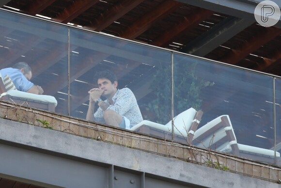 John Mayer aparece em sacada do hotel Fasano, em Ipanema, na Zona Sul do Rio, onde está hospedado, neste sábado, 21 de setembro de 2013