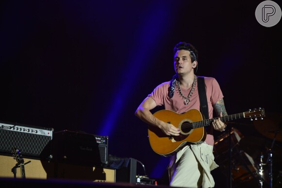 John Mayer teve o coro da plateia em sucessos como  "Slow dancing in a burning room" e "Half of my heart"