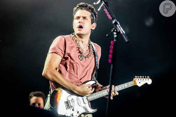Durante sua apresentação, John Mayer arrancou gritinhos e elogios das fãs que assistiam show