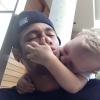 Neymar recebe um beijão do filho, Davi Lucca, em 22 de setembro de 2013