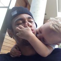 Neymar publica foto recebendo carinho do filho, Davi Lucca