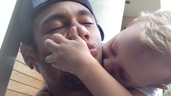 Neymar publica foto recebendo carinho do filho, Davi Lucca