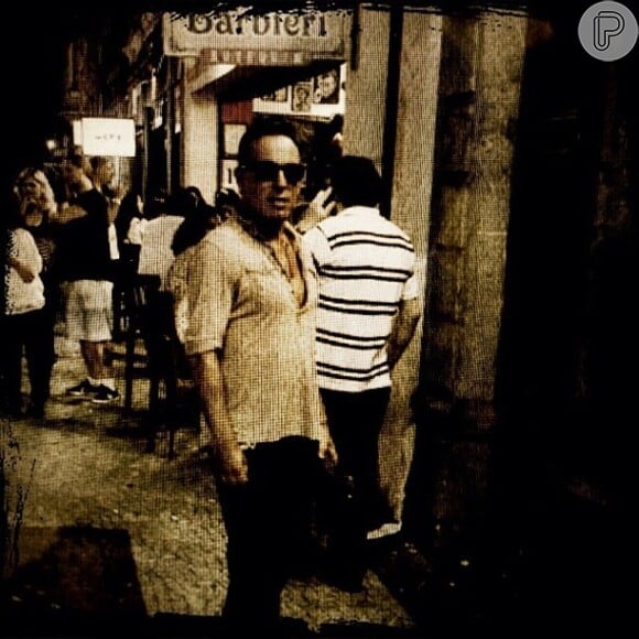 Mesmo à noite, Bruce Springsteen usou óculos de sol durante seu passeio pela Lapa, no Rio de Janeiro