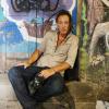 Bruce Springsteen posou em frente às paredes pichadas e grafitadas do bairro da Lapa, no Rio de Janeiro