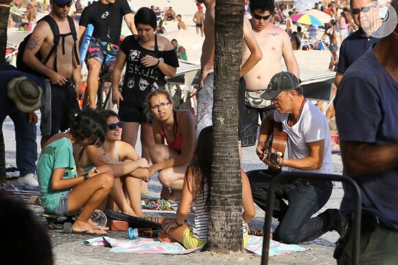 Antes de tocar no Rock in Rio, Bruce Springsteen foi à praia do Arpoador e tocou violão com umas meninas que vendiam bijuterias no local