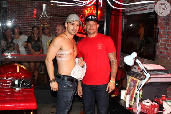 Rodrigo Andrade faz tatuagem no último dia do Rock in Rio