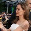 Angelina Jolie tatuou, no braço esquerdo, as coordenadas do local de nascimento do marido, Brad Pitt no braço, logo abaixo das dos filhos do casal.