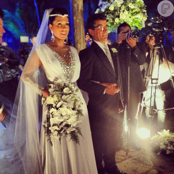 Mulher Moranguinho usa vestido decotado no casamento com Naldo, confeccionado pelo estilista Geraldo Couto