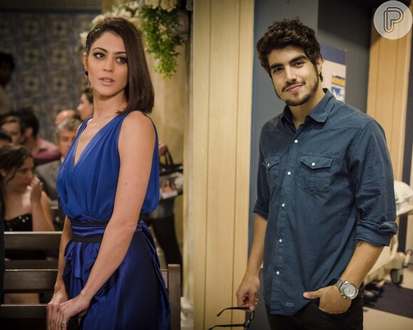 Daniel (Rodrigo Andrade) convida Michel (Caio Castro) e Silvia (Carol Castro) para serem seus padrinhos de casamento, em 'Amor à Vida'