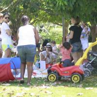Juliana Knust faz piquenique com o filho, Mateus, em parque do Rio