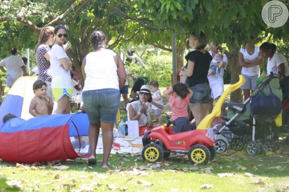 Juliana Knust leva filho, Mateus, para piquenique no parque Pomar na Barra da Tijuca, na zona oeste do Rio de Janeiro, em 20 de dezembro de 2012
