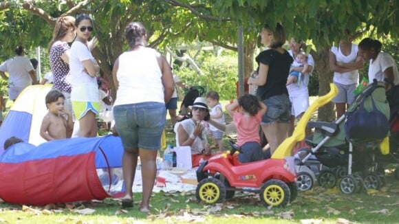 Juliana Knust faz piquenique com o filho, Mateus, em parque do Rio