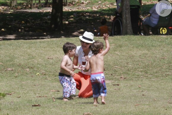 Juliana dá suco para o filho em tarde agitada em parque