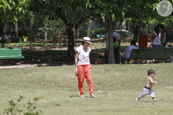 Juliana deixa Mateus livre para brincar no parque
