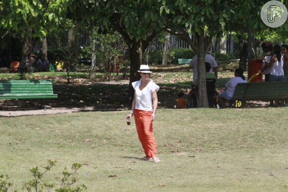 Juliana olha o filho enquanto ele brinca no parque