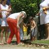 Matheus brinca na bica do parque com a ajuda da mãe e da babá
