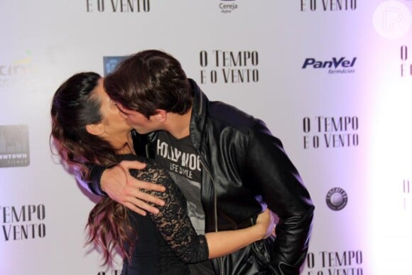 Cleo Pires e Rômulo Neto estão mesmo apaixonados. O casal não se intimida em trocar beijos e carinhos em público. Nas redes sociais eles também não economizam nas palavras carinhosas e declarações de amor um para o outros