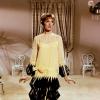 Julie Andrews interpreta Millie Dillmount em 'Positivamente Millie', uma jovem que chega em Nova York e muda o visual para parecer moderna. Ela se hospeda no 'Priscilla', um hotel para jovens solteiras, administrado pela Sra. Meers (Beatrice Lillie), que aparentemente é uma pessoa bem bondosa