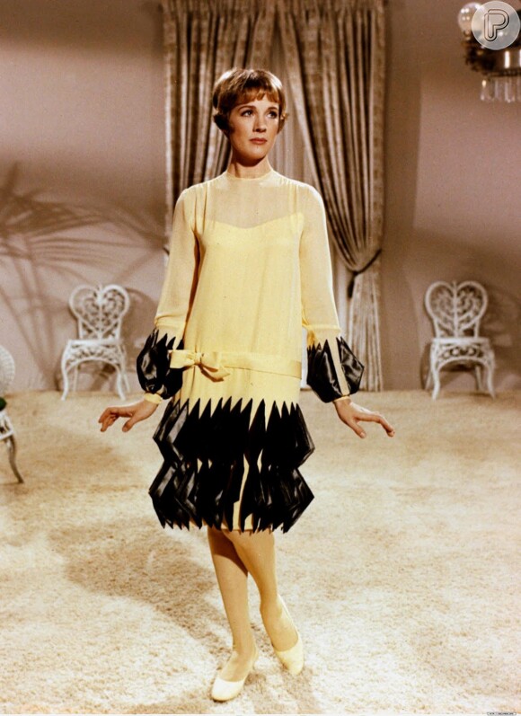Julie Andrews interpreta Millie Dillmount em 'Positivamente Millie', uma jovem que chega em Nova York e muda o visual para parecer moderna. Ela se hospeda no 'Priscilla', um hotel para jovens solteiras, administrado pela Sra. Meers (Beatrice Lillie), que aparentemente é uma pessoa bem bondosa