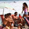 O craque do Fluminense, Fred, beijou uma loira durante dia de sol no Rio de Janeiro, neste sábado (28), na praia do Leblon, Zona Sul da cidade