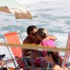 O jogador Fred aproveitou o dia ensolarado no Rio de Janeiro, neste sábado (28), para trocar beijos e abraços com loira na praia do Leblon, Zona Sul da cidade