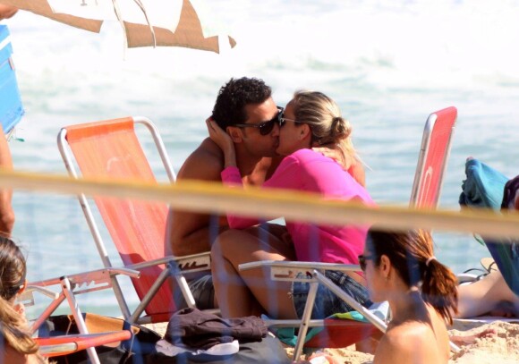O jogador Fred aproveitou o dia ensolarado no Rio de Janeiro, neste sábado (28), para trocar beijos e abraços com loira na praia do Leblon, Zona Sul da cidade