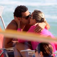 Fred troca beijos e abraços com loira em praia carioca: 'Ele é reservado'