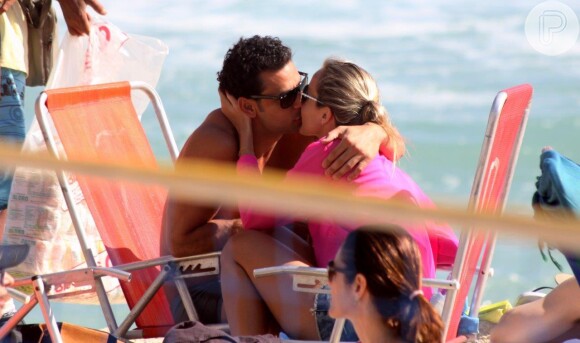 Fred aproveita dia de sol no Rio de Janeiro, neste sábado, 28 de setembro de 2013, e beija loira na praia do Leblon, Zona Sul da cidade
