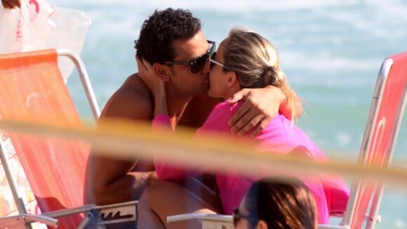 Fred troca beijos e abraços com loira em praia carioca: 'Ele é reservado'