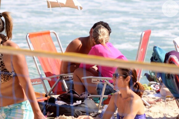 O craque do Fluminense, Fred, beijou uma loira durante dia de sol no Rio de Janeiro, neste sábado (28), na praia do Leblon, Zona Sul da cidade