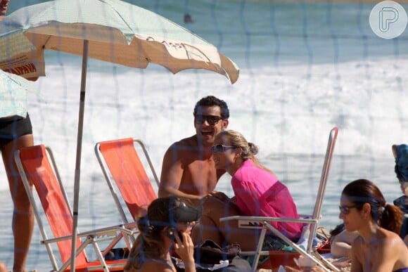 O jogador Fred aproveitou o dia ensolarado no Rio de Janeiro, neste sábado (28), para trocar beijos e abraços com loira na praia do Leblon, Zona Sul da cidade