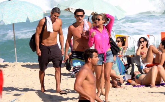 Fred aproveita dia de sol no Rio de Janeiro, neste sábado (28) e beija loira na praia do Leblon, Zona Sul da cidade 