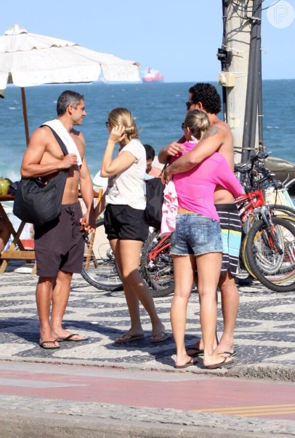 Fred aproveitou o dia de sol deste sábado no Rio de Janeiro para beijar e abraçar muito uma loira, na praia do Leblon, na Zona Sul da cidade