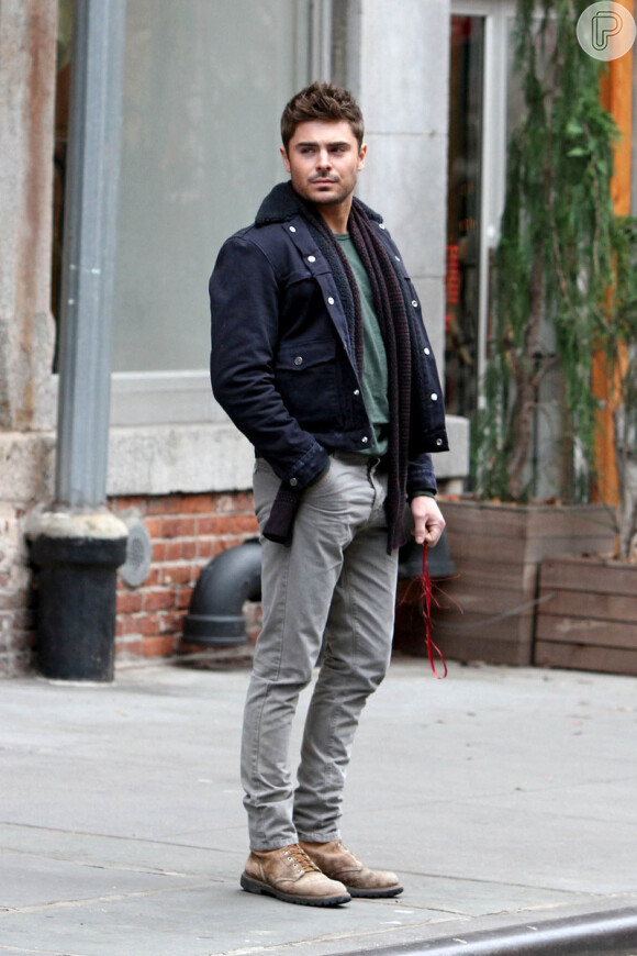 Zac Efron foi fotografado pelas ruas de Manhattan