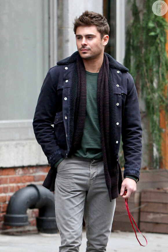 Zac Efron foi flagrado enquanto filmava 'Are We Officially Dating?'