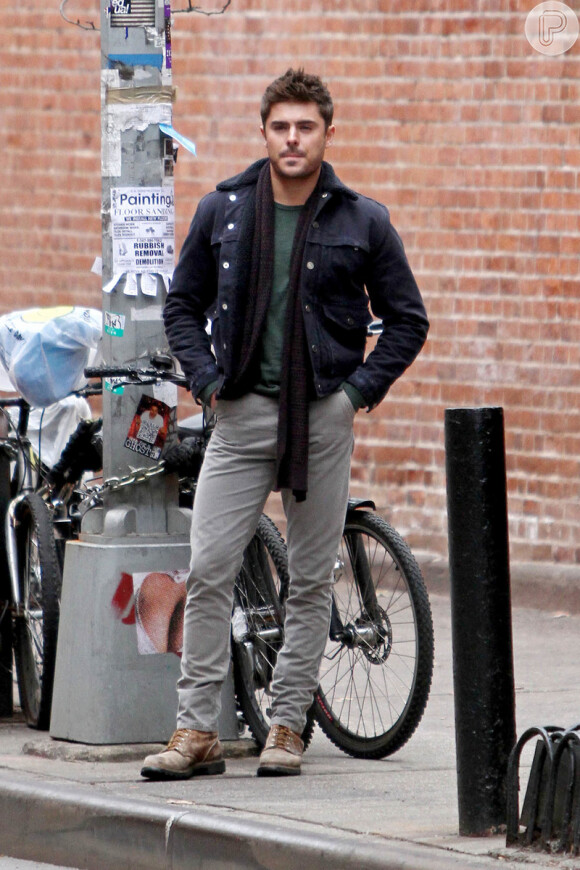 Zac Efron foi flagrado enquanto filmava 'Are We Officially Dating?'