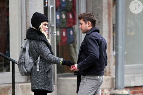 Zac Efron foi flagrado enquanto filmava 'Are We Officially Dating?' na companhia da atriz britânica Imogen Poots, nesta quinta-feira, 20 de dezembro de 2012