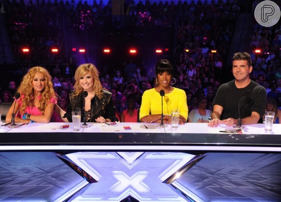 A versão original do reality show 'The X-Factor' conta com Paulina Rubio, Demi Lovato, Kelly Rowland e Simon Cowell no júri
