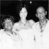 Rihanna publicou uma foto antiga entre os pais, Mónica e Ronald Fenty