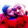 Chris Brown posta foto recebendo beijinho de Rihanna, na rede social Instagram, e logo depois apaga
