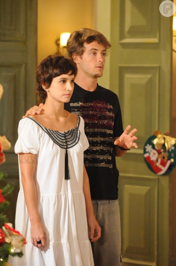 Kayky Brito interpreta Paulinho e contracena com Daniela Récco, que dá corpo à Duda, em 'Três Irmãs'. Na trama, ele apareceu com os cabelos mais claros