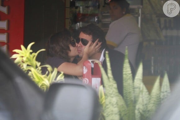 Vanessa Giácomo beija o namorado, Giuseppe Dioguardi, em padaria da Barra da Tijuca, na Zona Oeste do Rio de Janeiro, em 2 de outubro de 2013