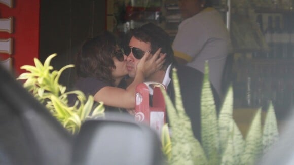 Vanessa Giácomo curte momento de folga aos beijos com o namorado, no Rio