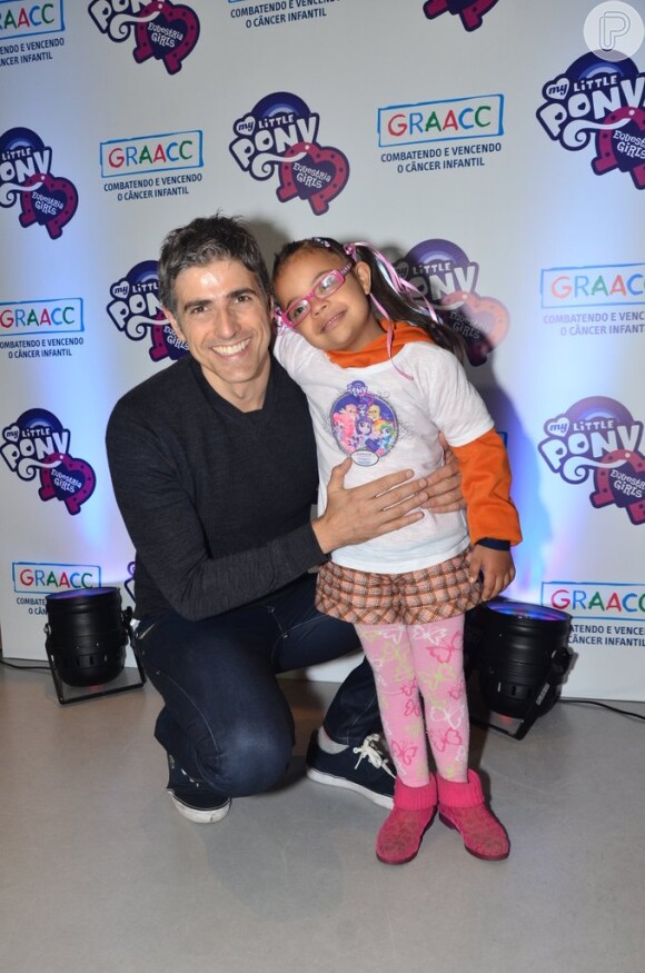 Reynaldo Gianecchini posa com fã em evento para crianças com câncer