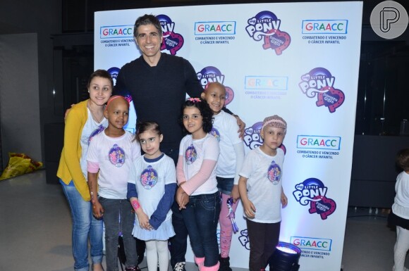 Reynaldo Gianecchiniposa com crianças do grupo GRAACC