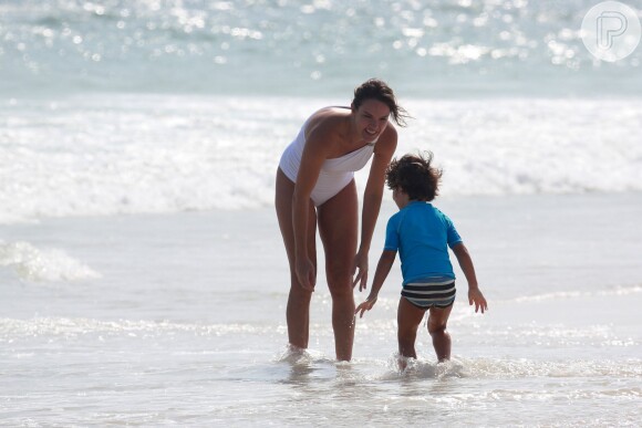 Leticia Birkheuer adora passar suas horas livres na praia com o filho, João Guilherme