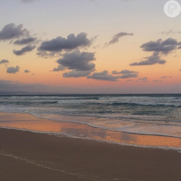 Namorada de Cauã Reymond, Mariana Goldfarb publica foto na praia de Jeffreys Bay, na África do Sul: 'Ia esperar para postar... Não deu', nesta quarta-feira, 6 de abril de 2016