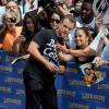 Matt Damon é atencioso com os fãs e durante intervalo de gravação para o programa 'Late Show', ele atende aos pedidos de fotos e autógrafos dos fãs