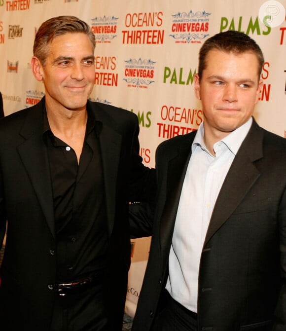 Matt Damon e George Clooney também têm amizade antiga e já fizeram alguns filmes juntos. O filme 'Onze Homens e um Segredo' foi o 1º de cinco  filmes em que os atores George Clooney e Matt Damon trabalharam juntos. Os outros foram 'Confissões de uma Mente Perigosa', em 2002, 'Doze Homens e Outro Segredo', em 2004, 'Syriana - A Indústria do Petróleo', em 2005, e 'Treze Homens e um Novo Segredo', 2007