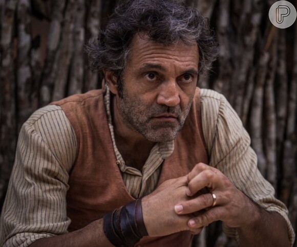 Santo (Domingos Montagner) é pai de Miguel (Gabriel Leone), na novela 'Velho Chico'